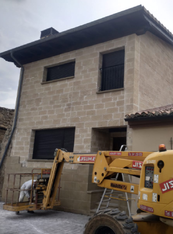 Rehabilitation of façades with decorative panels